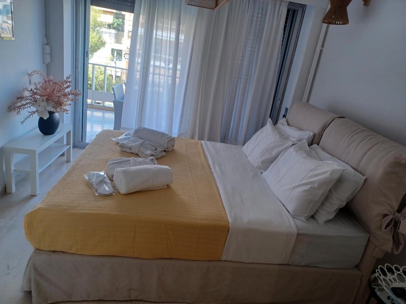 Blanc Dans Le Centre De Glyfada * Athene